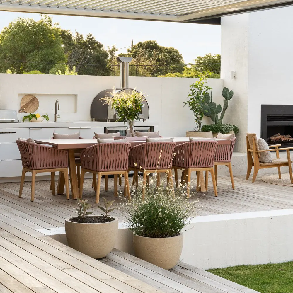 High-end outdoor furniture creates a luxurious courtyard leisure space